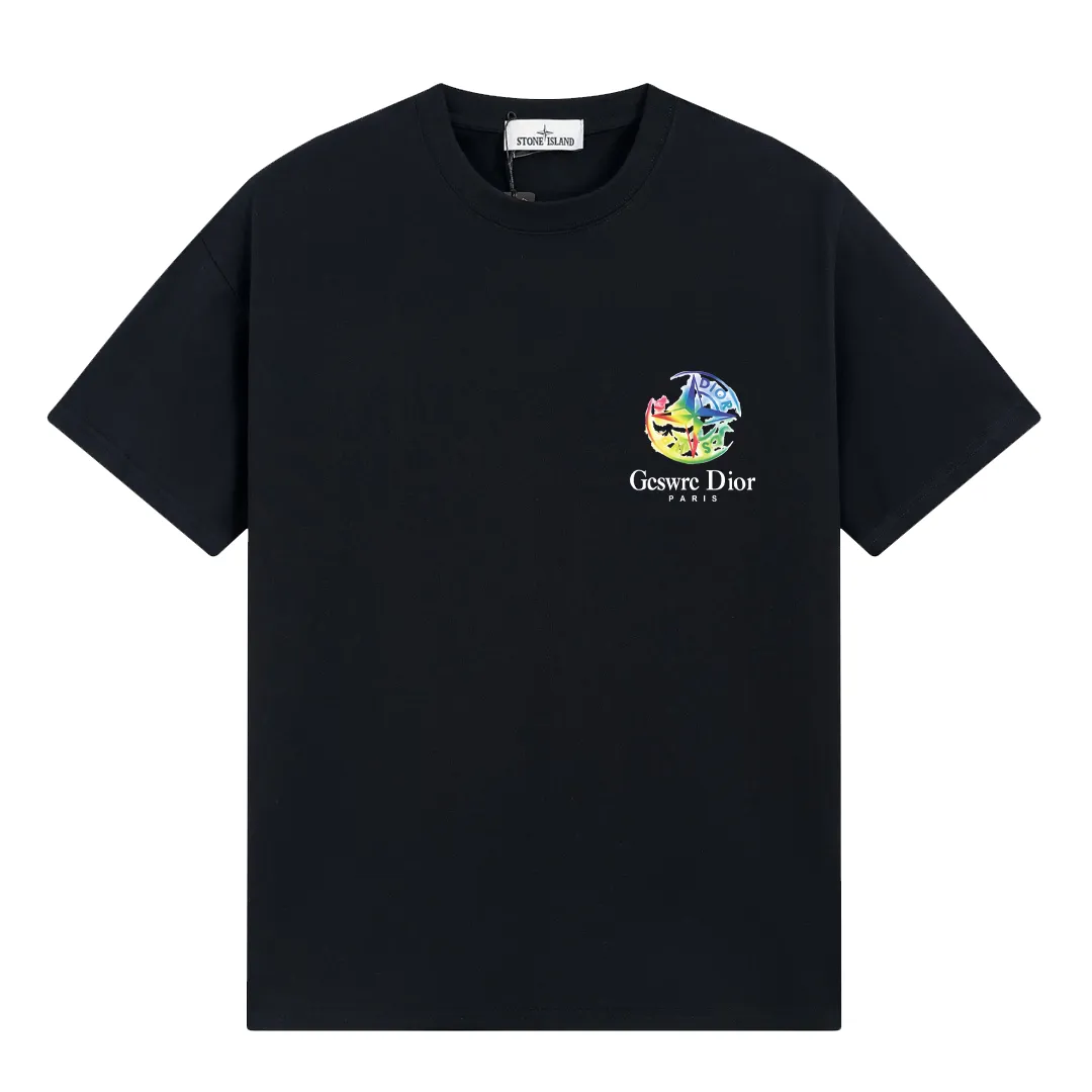 W677#P110💰 2025🆕 Stone lsland/Stone Island joint Dior colorful logo printed short-sleeved T-shirt ⚠️[Original creation, high control of details] - Made of 260 grams of combed cotton double yarn, soft and comfortable to the touch, sweat-absorbent and breathable. - Simple basic and versatile style, original quality, the first choice for couples. - Made in a large factory, four needles and five threads on the shoulder, neat routing, high quality workmanship. -Same style for men and women, very versatile, one piece for everyone, details are clearly visible. Color: Black White Size: M L